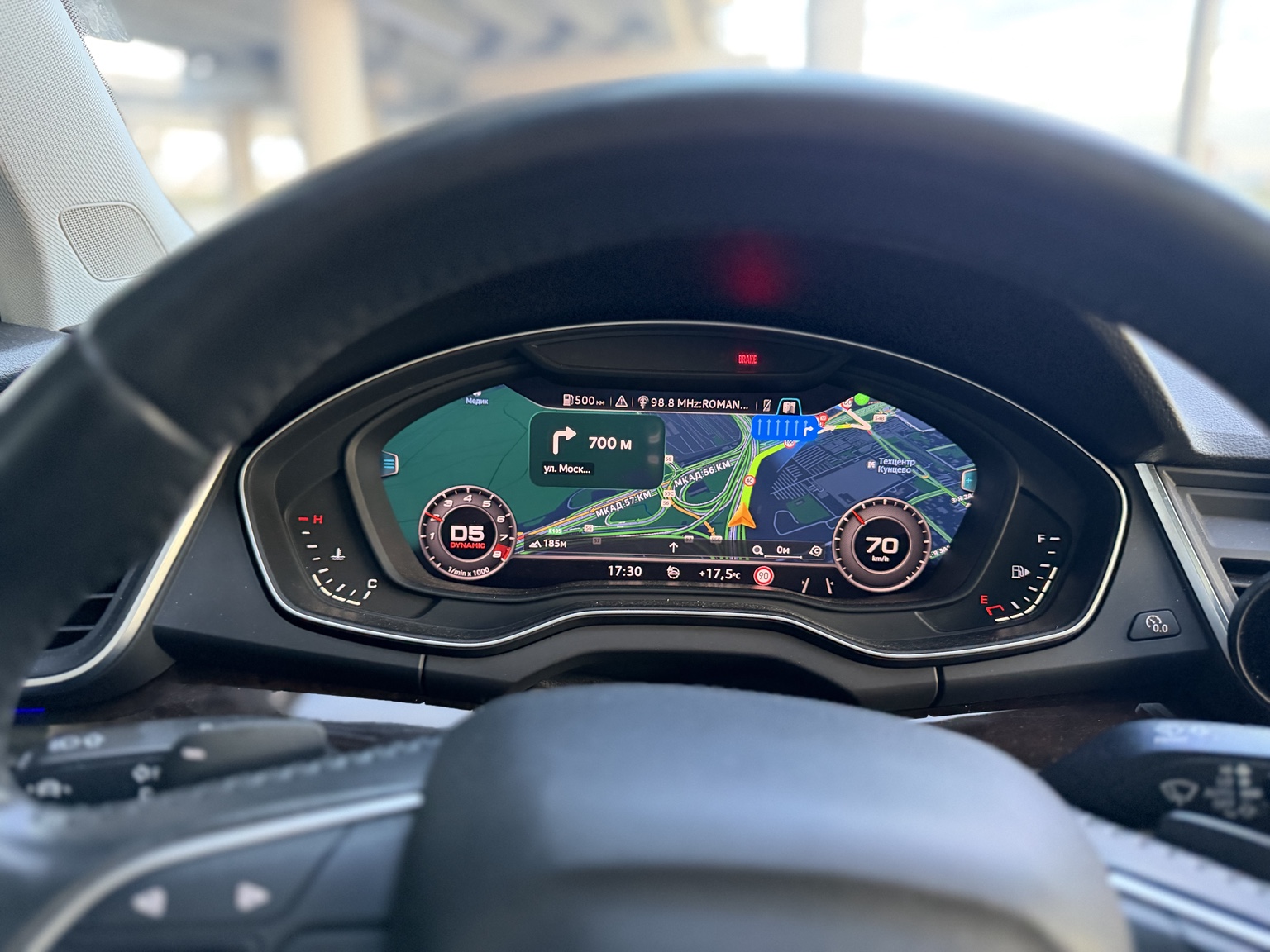 Маршрут CarPlay на цифровой приборной панели Audi Virtual Cockpit