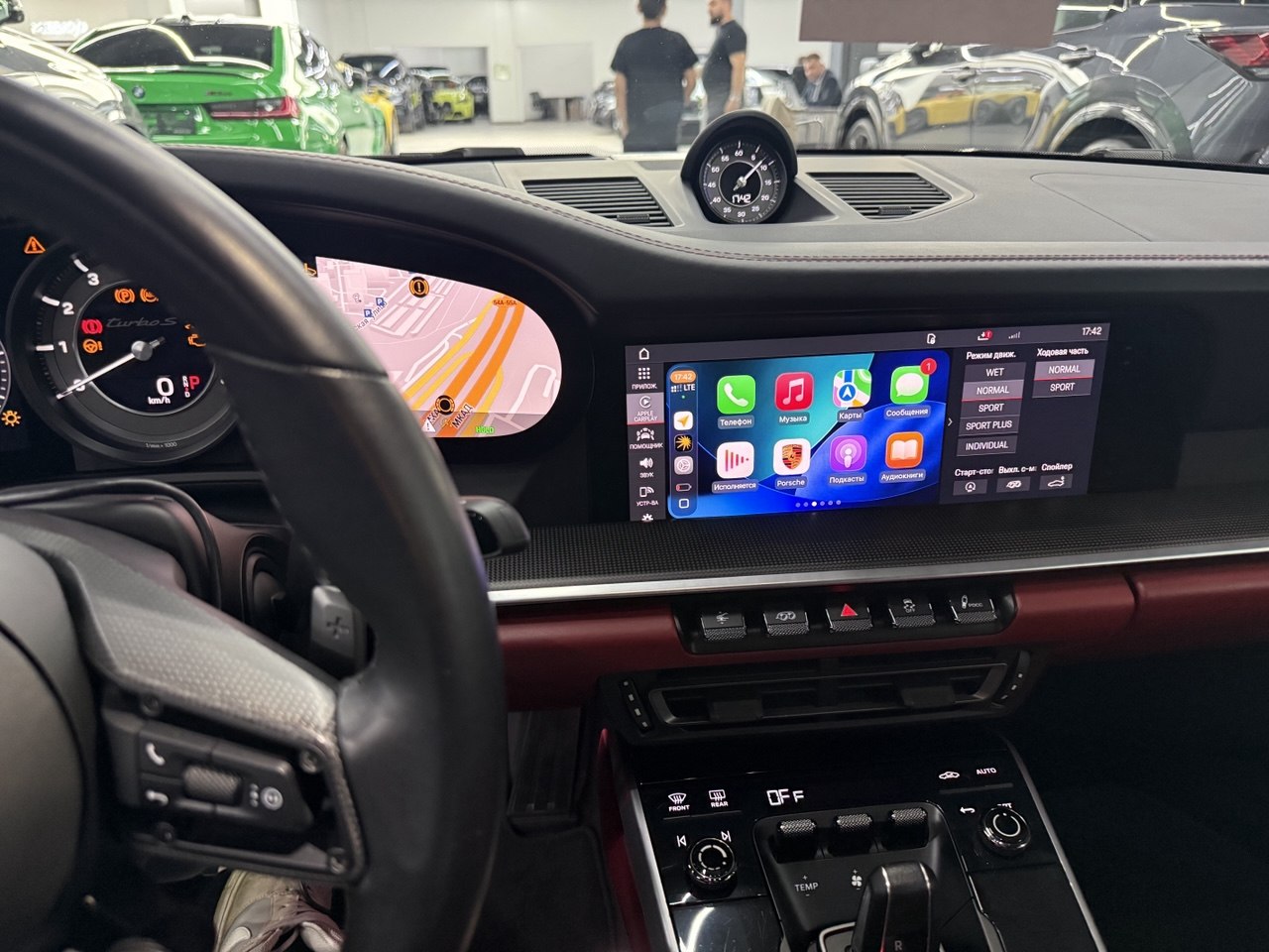 Пример русскоязычного интерфейса мультимедиа Porsche из работ студии